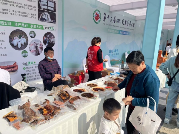 市民品嘗兔肉美食。蔣海濤攝